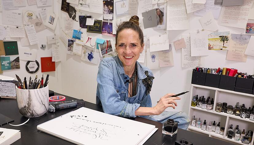 Handschmerzen kennt die Performance-Künstlerin nicht, sagt sie. Wenn sie einmal loslege, sei sie einfach im Flow. Handschmerzen kennt die Performance-Künstlerin nicht, sagt sie. Wenn sie einmal loslege, sei sie einfach im Flow.