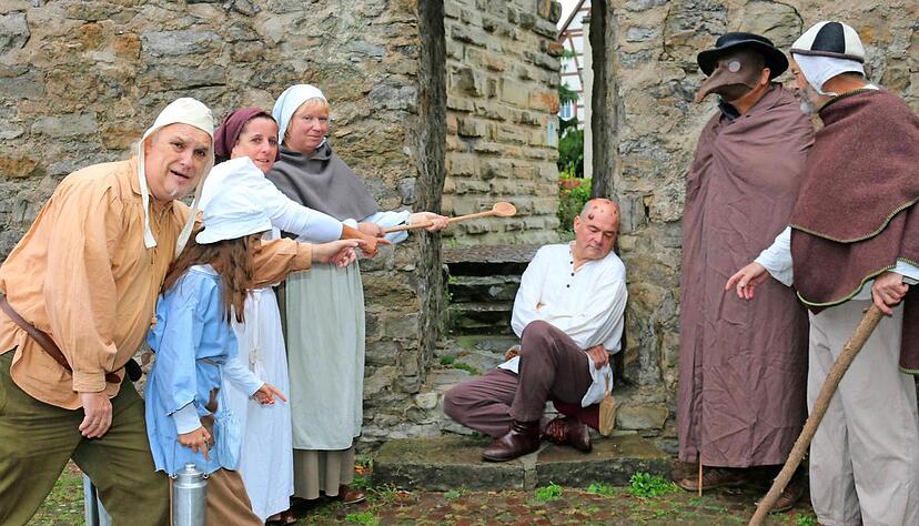 Ein Pestkranker im mittelalterlichen Wimpfen oder ein tüchtig verbeulter Wüstling? Humorvoll ist das neue Theaterstück der Gruppe Aderlass.Foto: Ute Plückthun