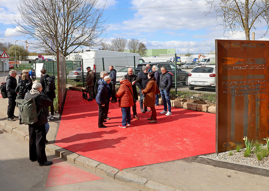 Besucher versammeln sich zur Einweihung des neuen Gedenkorts in Heilbronn.
