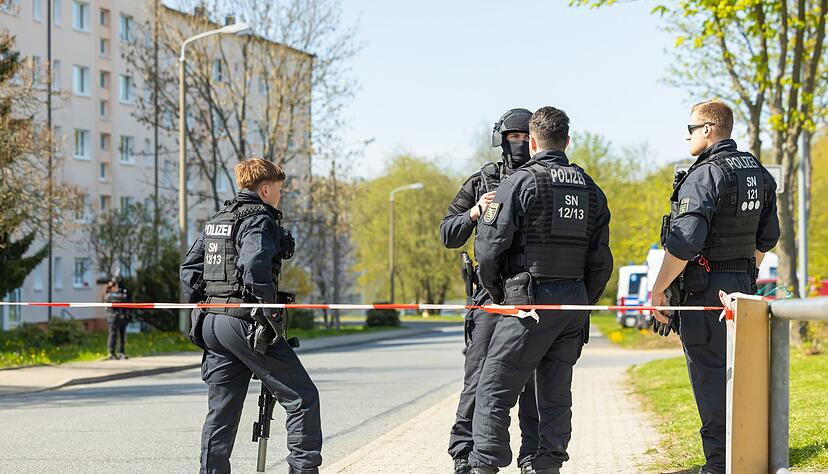 In Sachsen sind zwei Leichen und ein Schwerverletzter im Bereich eines Mehrfamilienhauses gefunden worden.