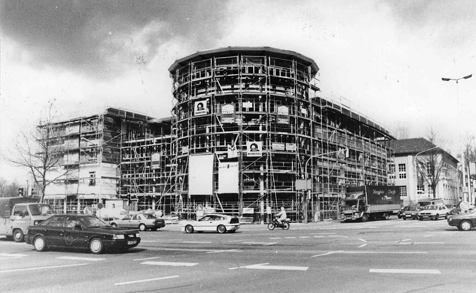 Das markante Hofkammergebäude mit dem Rundbau an der Ecke Mannheimer Straße Schaeuffelenstraße wächst in die Höhe. Aufnahme aus dem Jahr 1993.