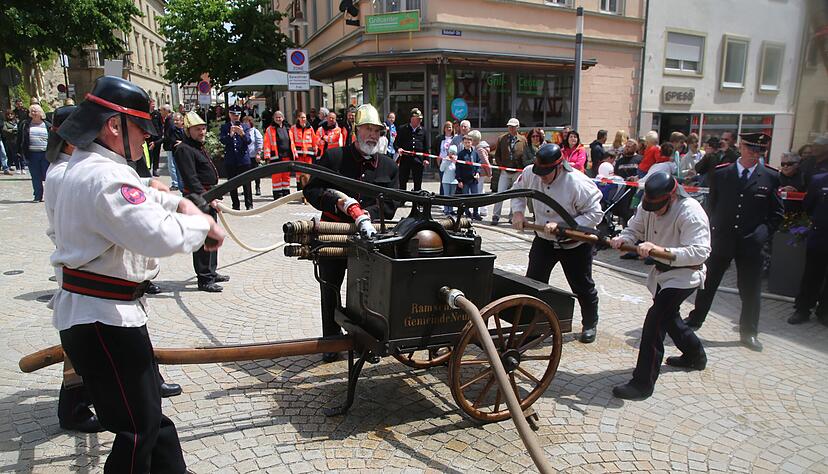 In historischen Uniformen wie diesen, die eine historische Abteilung beim Handdruckspritzenwettbewerb in Eppingen trug, werden die Eppinger Retter am Umzug teilnehmen.
