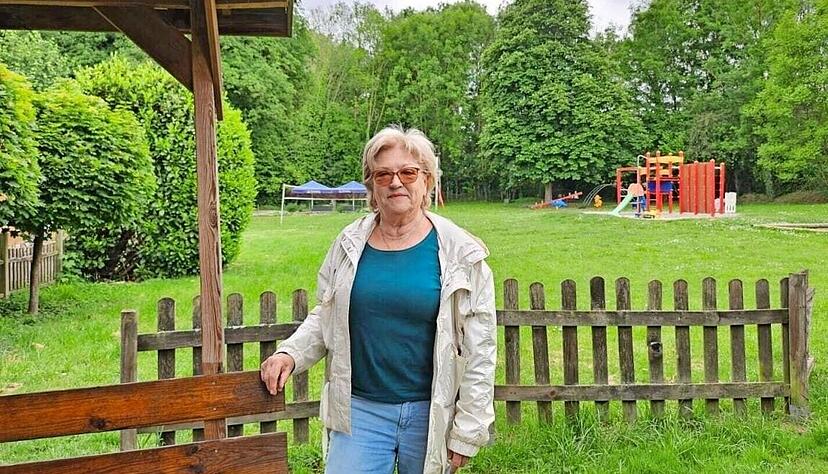 Hannelore Schröter-Wagner steht in ihrem Licht-Luftbad. Am Sonntag soll ein Aktionstag die Spielwiese hinter ihr mit Leben füllen.