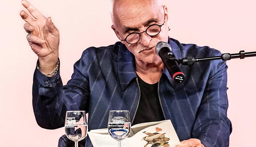 "Manchmal, an lauen Sommerabenden, setze ich mich ins Auto und fahre zur nächsten Autobahn. Da ist bei uns gleich um die Ecke. Der Rheinebene zu. Die A5": Für José Oliver kann ein Autobahnrastplatz ein Schreibtisch sein. "Manchmal, an lauen Sommerabenden, setze ich mich ins Auto und fahre zur nächsten Autobahn. Da ist bei uns gleich um die Ecke. Der Rheinebene zu. Die A5": Für José Oliver kann ein Autobahnrastplatz ein Schreibtisch sein.