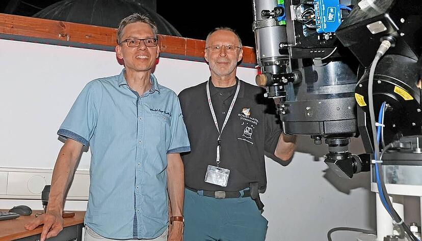 Dr. Thomas Stingl (rechts) erklärt, wie man Sternschnuppen am besten findet. Führungsassistent Uwe Ahrweiler lässt Besucher durchs Teleskop schauen. Dr. Thomas Stingl (rechts) erklärt, wie man Sternschnuppen am besten findet. Führungsassistent Uwe Ahrweiler lässt Besucher durchs Teleskop schauen.