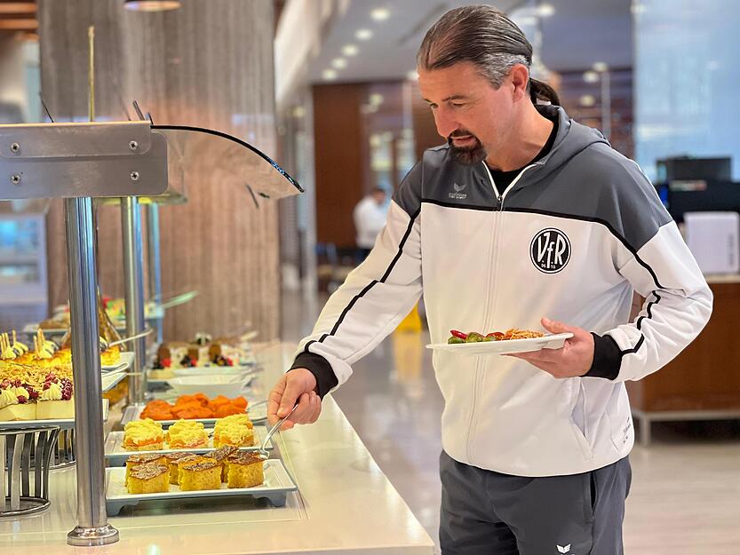 Zdenko Juric, Teammanager des VfR Heilbronn, kann im Türkei-Trainingslager etwas Süßem nicht widerstehen. Zdenko Juric, Teammanager des VfR Heilbronn, kann im Türkei-Trainingslager etwas Süßem nicht widerstehen.