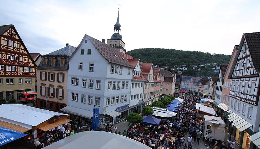 Die Innenstadt von Künzelsau wird beim Stadtfest zu einer bunten Festmeile.