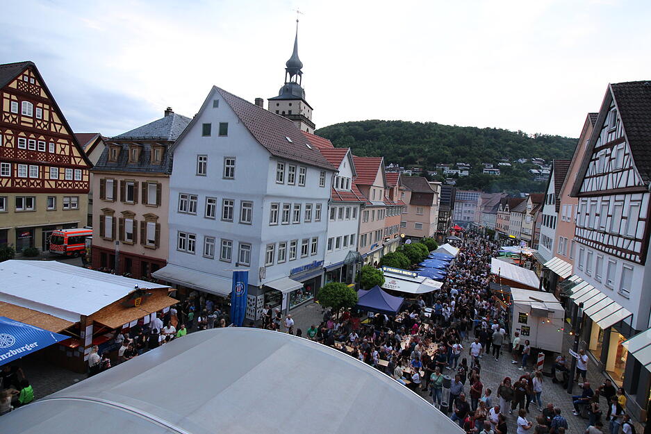 Die Innenstadt von Künzelsau wird beim Stadtfest zu einer bunten Festmeile.