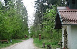 Das Herwelzer Käppele mit Kreuzwegstationen.
