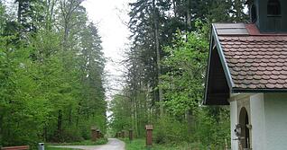 Das Herwelzer Käppele mit Kreuzwegstationen.