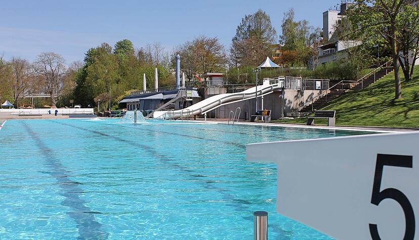 Dieser Teil des Bad Rappenauer Freibads steht die ganze Saison über zur Verfügung. Das Wellenbecken kommt erst zu den Sommerferien dazu. Dieser Teil des Bad Rappenauer Freibads steht die ganze Saison über zur Verfügung. Das Wellenbecken kommt erst zu den Sommerferien dazu.