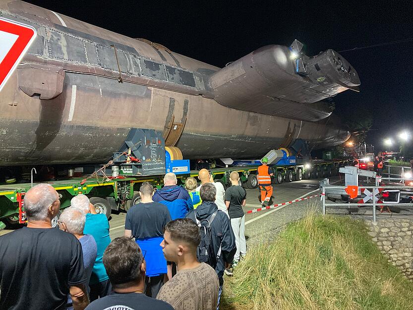 Das Boot muss zur Seite geneigt werden, um Brücken und Oberleitungen zu unterqueren.