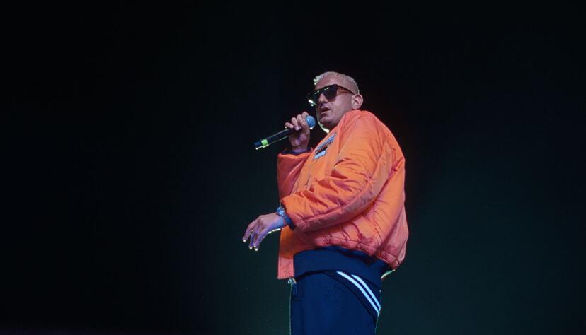 So kennen viele Fans Haftbefehl, als umjubelten Star auf der Bühne. So kennen viele Fans Haftbefehl, als umjubelten Star auf der Bühne.