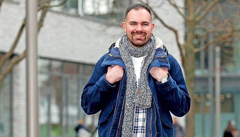 Miloš Ljubanić studiert Verkehrsbetriebswirtschaft und Logistik im Bachelor an der Hochschule Heilbronn und jobbt nebenher in der Experimenta.
Foto: Ralf Seidel Miloš Ljubanić studiert Verkehrsbetriebswirtschaft und Logistik im Bachelor an der Hochschule Heilbronn und jobbt nebenher in der Experimenta.
Foto: Ralf Seidel