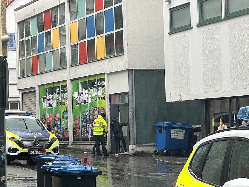 Mehrere Einsatzfahrzeuge der Polizei und Zoll sind am Dienstag am Wollhaus in Heilbronn im Einsatz. Offenbar geht es um möglicherweise illegal verkaufte Tabakwaren.