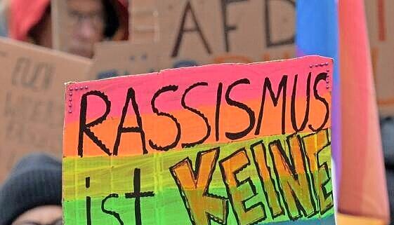 Teilnehmer einer Kundgebung sprechen sich gegen Rassismus aus. Teilnehmer einer Kundgebung sprechen sich gegen Rassismus aus.