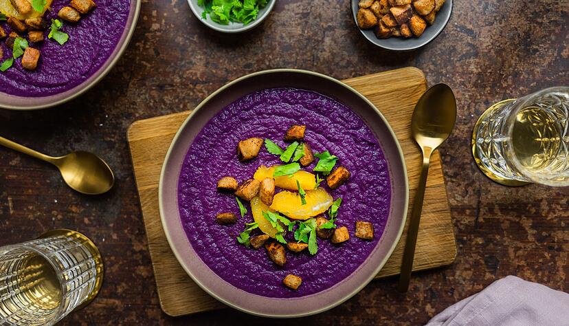 Eine Rotkohlsuppe schmeckt nicht nur lecker, sondern ist auch ein echter Hingucker in der Suppenschale.