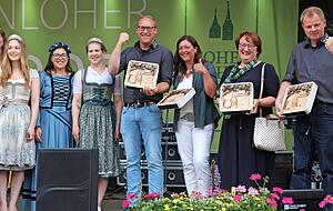 Die Hohenloher Weinhoheiten und das Käthchen überreichen die Weißweinpreise an die Weingüter Schwab, Schneckenhof, Drautz-Able und Weibler.