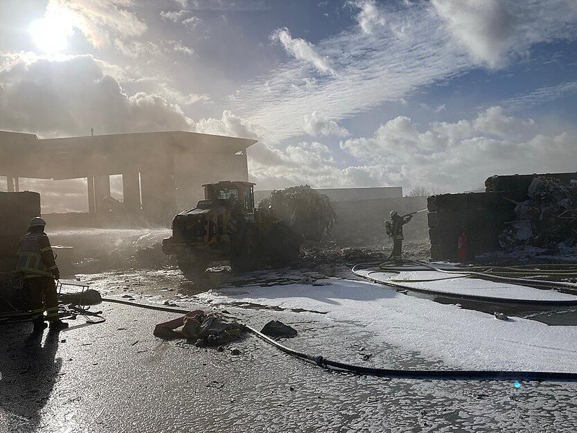 Der dichte Rauch löste in einer weiteren Firma einen Brandmeldealarm aus.