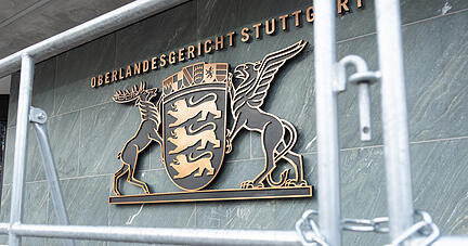 Das Wappen des Landes Baden-Württemberg hängt am Eingang eines Gebäudes des Oberlandesgerichts Stuttgart in Stuttgart-Stammheim.