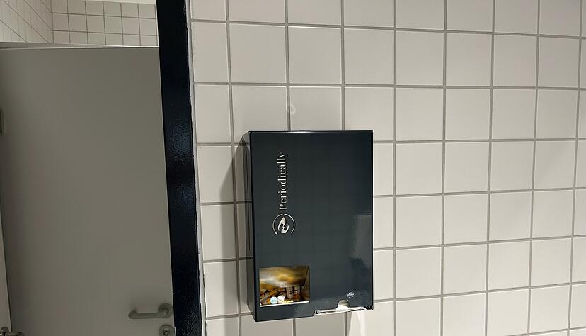 In der Heinrich-von-Kleist-Realschule und in der Johann-Jakob-Widmann-Schule gibt es im WC Spender mit kostenlosen Tampons und Binden.
Foto: Lisa Könnecke In der Heinrich-von-Kleist-Realschule und in der Johann-Jakob-Widmann-Schule gibt es im WC Spender mit kostenlosen Tampons und Binden.
Foto: Lisa Könnecke