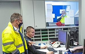 Speditionsleiter Günter Gruber (links) und Mitarbeiter Vladimir Kramer. Speditionsleiter Günter Gruber (links) und Mitarbeiter Vladimir Kramer.