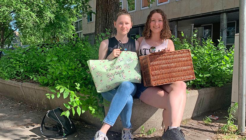Guilia Benoni (rechts) und Melissa Boggess machen nach einem erfolgreichen Shopping-Tag Pause im Schatten.
Foto: Linda Saxena Guilia Benoni (rechts) und Melissa Boggess machen nach einem erfolgreichen Shopping-Tag Pause im Schatten.
Foto: Linda Saxena