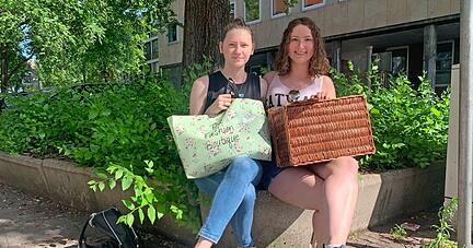 Guilia Benoni (rechts) und Melissa Boggess machen nach einem erfolgreichen Shopping-Tag Pause im Schatten.
Foto: Linda Saxena