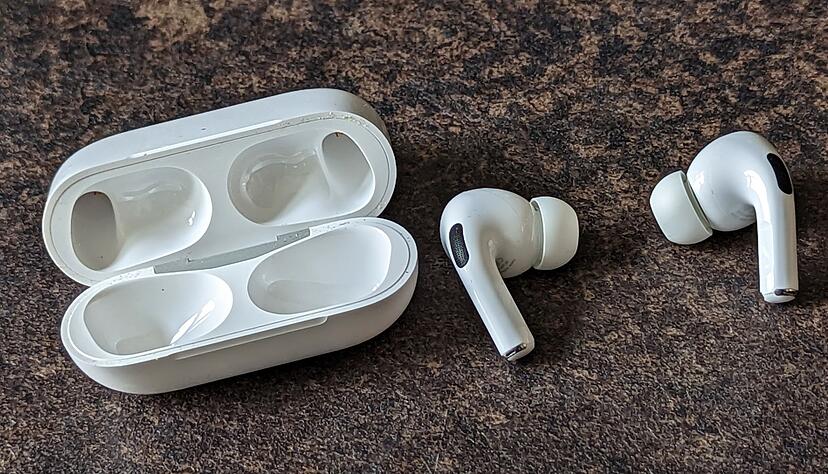 Das Design der Airpods Pro 2 hat Apple im Wesentlichen vom Vorgänger übernommen. Das Design der Airpods Pro 2 hat Apple im Wesentlichen vom Vorgänger übernommen.