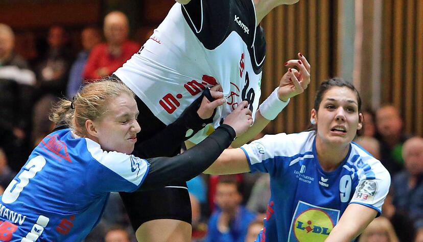 Gegen Frisch Auf Göppingen müssen die Neckarsulmerinnen um Lena Hoffmann (links) und Isabel Tissekker (rechts) in heimischer Halle voll zupacken. Foto: Archiv/Veigel Gegen Frisch Auf Göppingen müssen die Neckarsulmerinnen um Lena Hoffmann (links) und Isabel Tissekker (rechts) in heimischer Halle voll zupacken. Foto: Archiv/Veigel