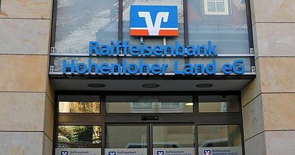 Die Raiffeisenbank Hohenloher Land ist nach einem turbulenten Jahr 2022 wieder in ruhigeres Fahrwasser gelangt. Die gescheiterte Fusion scheint verdaut.
Foto: Reichert