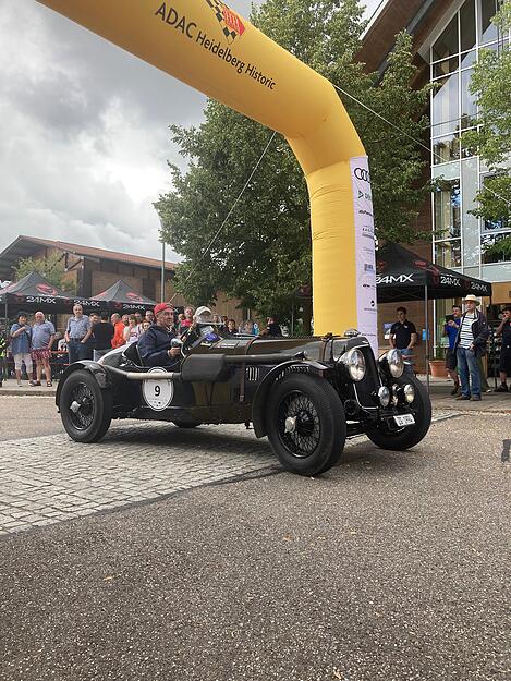 Oldtimer machen bei der Heidelberg Historic in Zweiflingen Station.