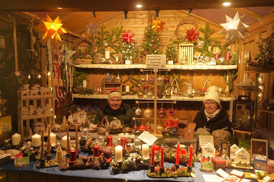 Die festlich dekorierten Hütten bieten winterliche Spezialitäten und Geschenkideen.