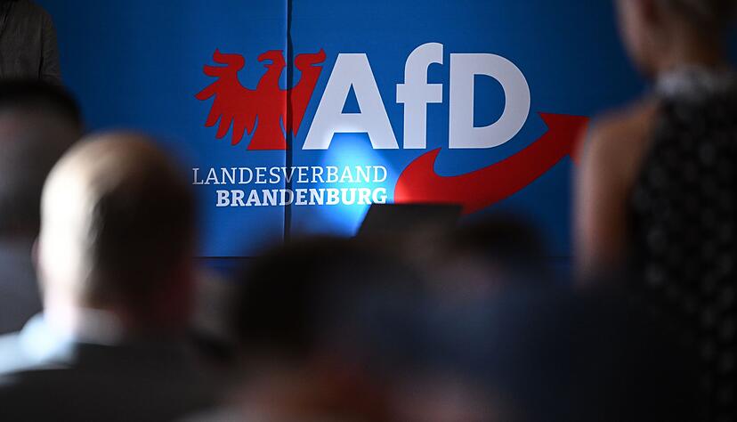 Die AfD in Brandenburg wehrt sich juristisch gegen ihre Hochstufung zur gesichert rechtsextremistischen Bestrebung. (Archivbild)