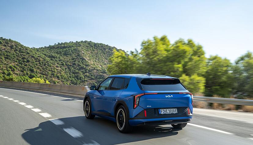 Flotte Fahrt? Gut, ein Rennwagen ist der EV4 nicht einem Sprintwert von null auf 100 in 7,5 Sekunden nicht, dafür ist er gutmütig abgestimmt, ohne schwammig zu wirken.