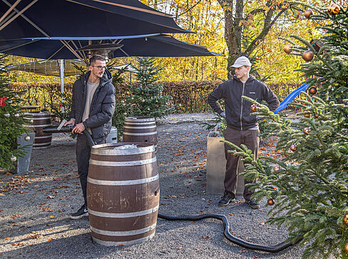 Die Aufbauarbeiten für den Winterzauber am Trappensee sind fast fertig. Am Freitag wird auf dem Biergartengelände Eröffnung gefeiert.