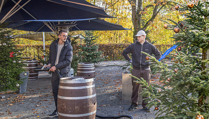 Die Aufbauarbeiten für den Winterzauber am Trappensee sind fast fertig. Am Freitag wird auf dem Biergartengelände Eröffnung gefeiert.