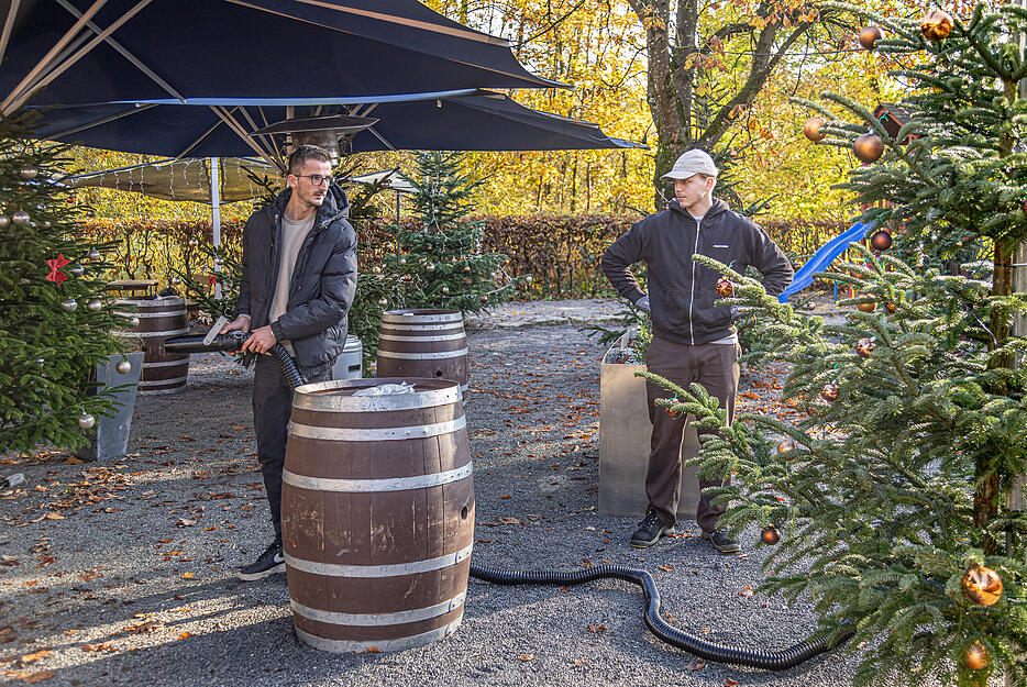 Die Aufbauarbeiten für den Winterzauber am Trappensee sind fast fertig. Am Freitag wird auf dem Biergartengelände Eröffnung gefeiert.