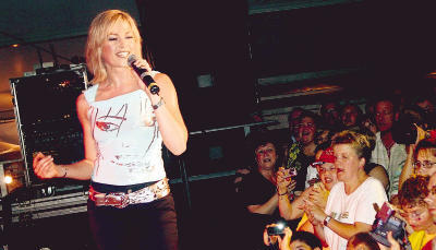 Schmelz in der Stimme: Die russlanddeutsche Nachwuchssängerin Helene Fischer begeistert das Publikum im Festzelt an der Ehmetsklinge.Foto: Leonore Welzin