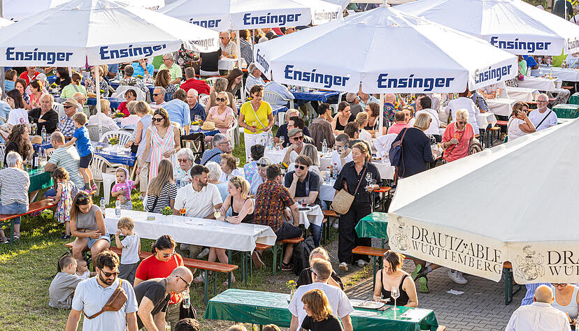 Wengertfescht-Besucher haben Platz unter den Sonnenschirmen genommen.