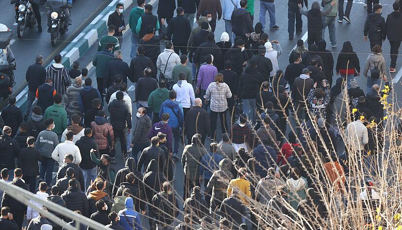 Iranische Demonstranten marschieren in der Innenstadt von Teheran bei einem Protest gegen die schlechten wirtschaftlichen Bedingungen.