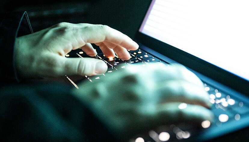 Gefahr durch gef&auml;lschte Webseiten: Cyberkriminelle nutzen Suchmaschinenoptimierung, um t&auml;uschend echte Phishing-Seiten weit oben in den Suchergebnissen zu platzieren.