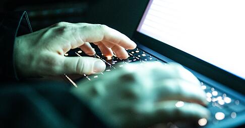 Gefahr durch gef&auml;lschte Webseiten: Cyberkriminelle nutzen Suchmaschinenoptimierung, um t&auml;uschend echte Phishing-Seiten weit oben in den Suchergebnissen zu platzieren.