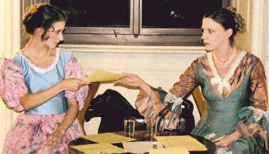 Akzentuiert und gut verständlich: Die Schauspielerinnen Christin Rampitsch (links) als Charlotte und Miriam Staudacher in der Rolle der Mutter.Foto: Matthias Marquart Akzentuiert und gut verständlich: Die Schauspielerinnen Christin Rampitsch (links) als Charlotte und Miriam Staudacher in der Rolle der Mutter.Foto: Matthias Marquart