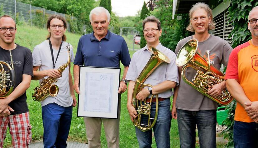 Mit einem St&auml;ndchen gratulierte ein Bl&auml;serquintett Helmut Klugesherz (Mitte), dem Seniorchef der Mobil Elektronik GmbH, zum 75. Geburtstag.Foto: privat