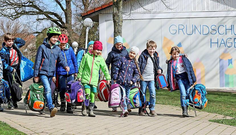 Schon am Freitag haben viele Schüler wie hier in der Grundschule Bad Friedrichshall-Hagenbach Arbeitsmaterial für die kommenden Wochen mit nach Hause getragen.
Foto: Ralf Seidel Schon am Freitag haben viele Schüler wie hier in der Grundschule Bad Friedrichshall-Hagenbach Arbeitsmaterial für die kommenden Wochen mit nach Hause getragen.
Foto: Ralf Seidel
