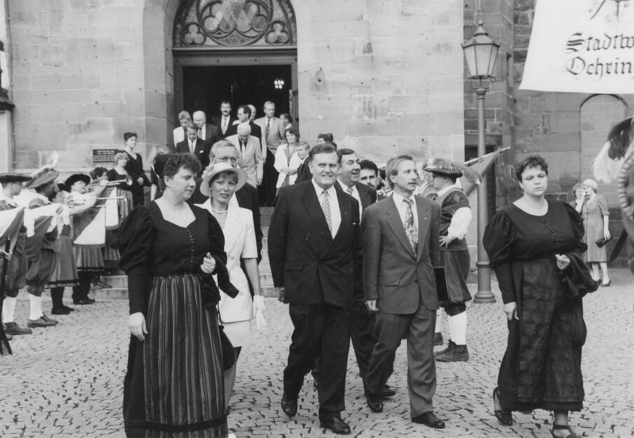 1994: Nach der feierlichen Erhebung zur Großen Kreisstadt Öhringen in der Stiftskirche geleitet die Stadtwache Baden-Württembergs Ministerpräsidenten Erwin Teufel und Bürgermeister Jochen K. Kübler mit Ehefrau Dorothea zum Stehempfang. 1994: Nach der feierlichen Erhebung zur Großen Kreisstadt Öhringen in der Stiftskirche geleitet die Stadtwache Baden-Württembergs Ministerpräsidenten Erwin Teufel und Bürgermeister Jochen K. Kübler mit Ehefrau Dorothea zum Stehempfang.