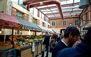Die Turiner Industriegeschichte ist Teil der Gegenwart in der Genussfabrik Eataly, die ehemalige Fiat-Hallen belebt. Foto: Jared Eberhard (CC BY-SA) Die Turiner Industriegeschichte ist Teil der Gegenwart in der Genussfabrik Eataly, die ehemalige Fiat-Hallen belebt. Foto: Jared Eberhard (CC BY-SA)