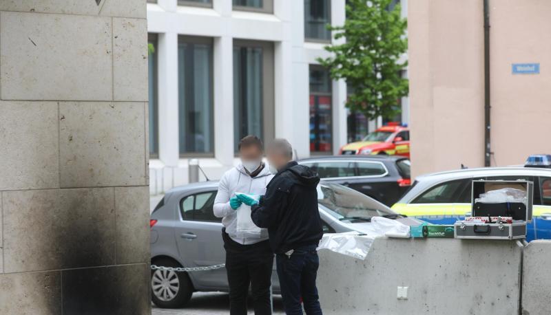 Ermittler der Polizei sammeln Beweise an der Synagoge. Ermittler der Polizei sammeln Beweise an der Synagoge.