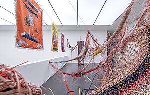 Aus Kabeln, Kopfhörern und Tablets hat das Künstlerduo Knowbotiq ein raumgreifendes Gewebe geschaffen. Aus Kabeln, Kopfhörern und Tablets hat das Künstlerduo Knowbotiq ein raumgreifendes Gewebe geschaffen.